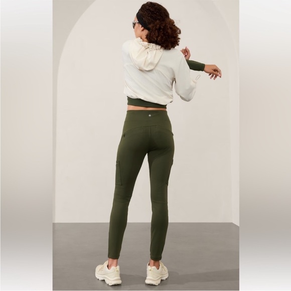 Athleta Headlands Hybrid High-rise
Cargo Leggings - Picture 3 of 10